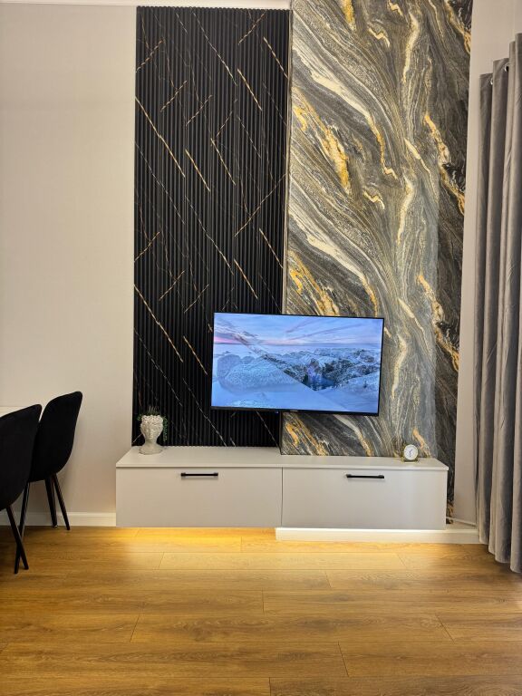 Shitet apartament 1+1 tek Restorant Fresku