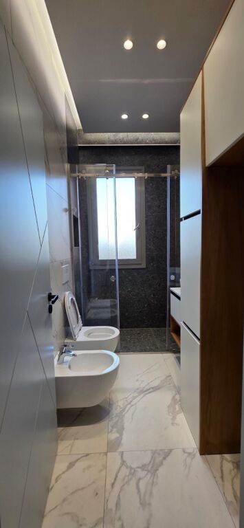 Ekskluzive!!!Apartament 2+1+2 Poste parkimi ne shitje tek Tower Bridge ne Tirane