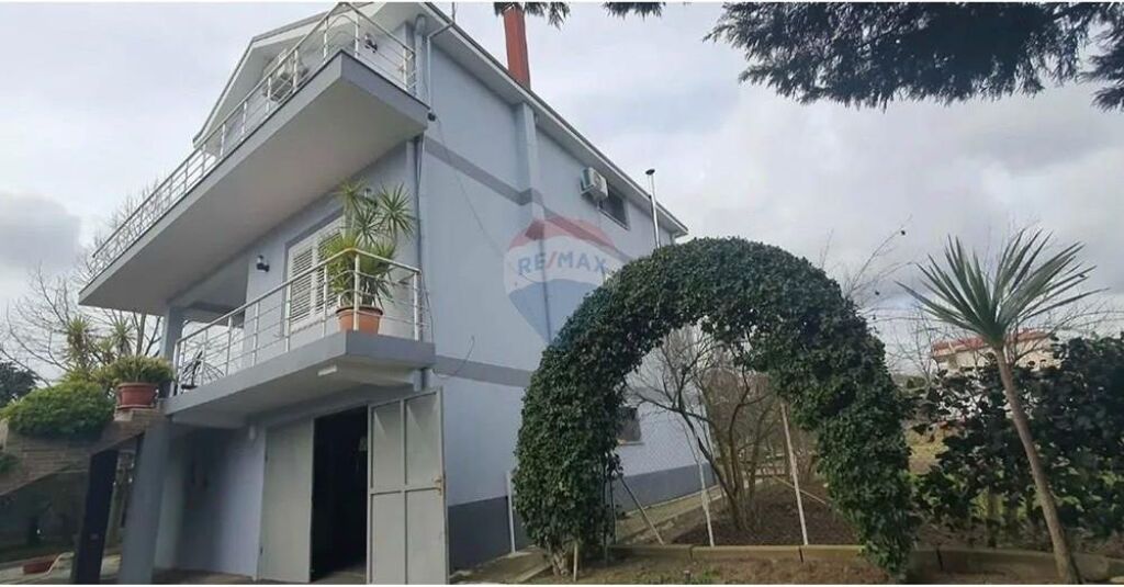 Terreno- Villa su 3 piani in vendita a Vore