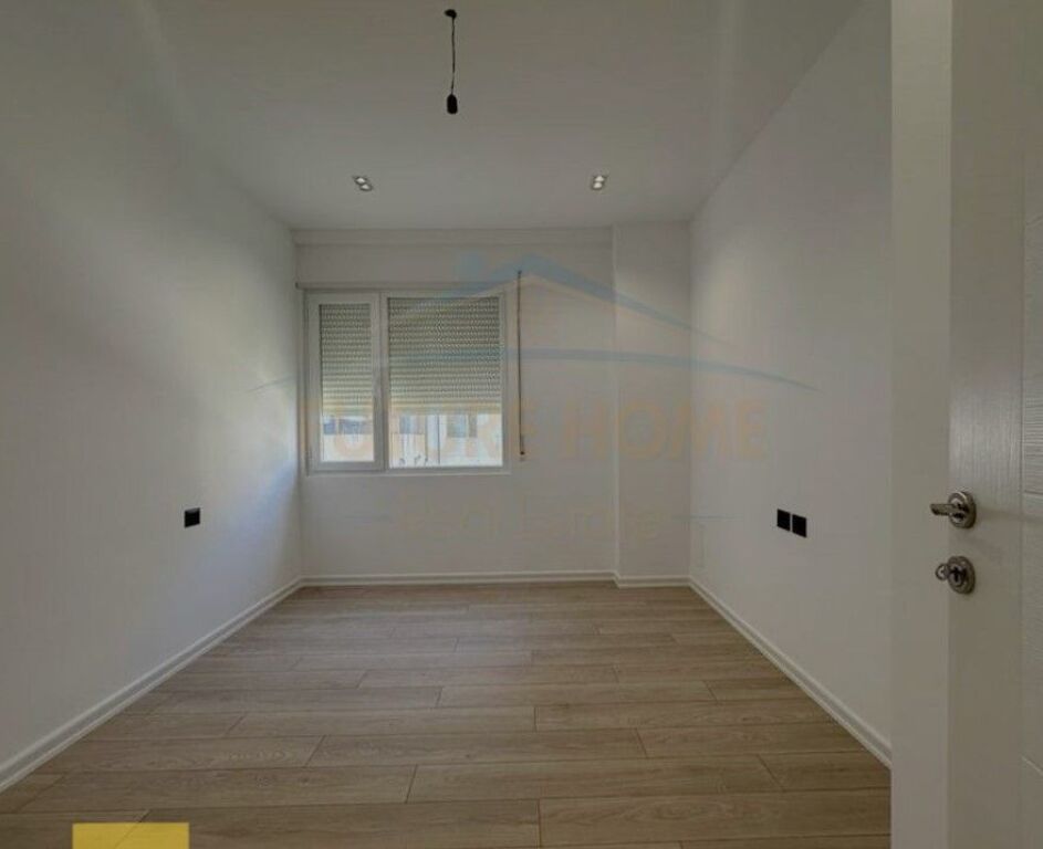 Shitet, Apartament 2+1, Fresku, Tiranë.