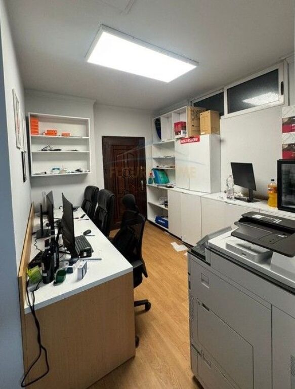 Qera, Ambient Biznesi, Komuna e Parisit, Tiranë.