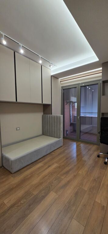 Ekskluzive!!!Apartament 2+1+2 Poste parkimi ne shitje tek Tower Bridge ne Tirane