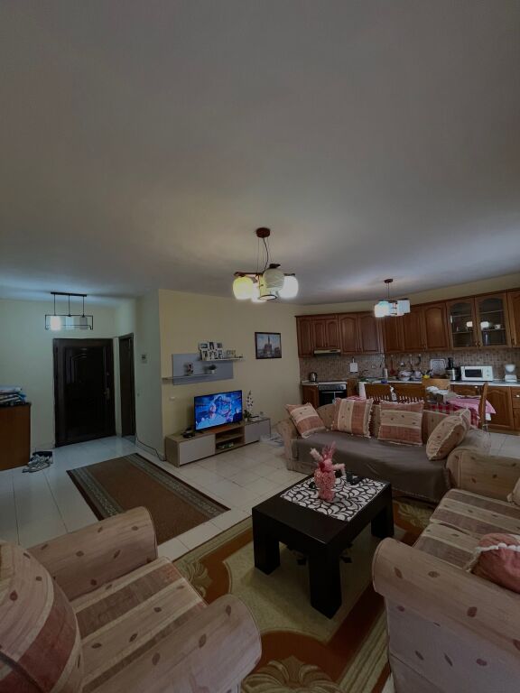 Shtepi me qera ( Komuna Parisit perball Kika 2)