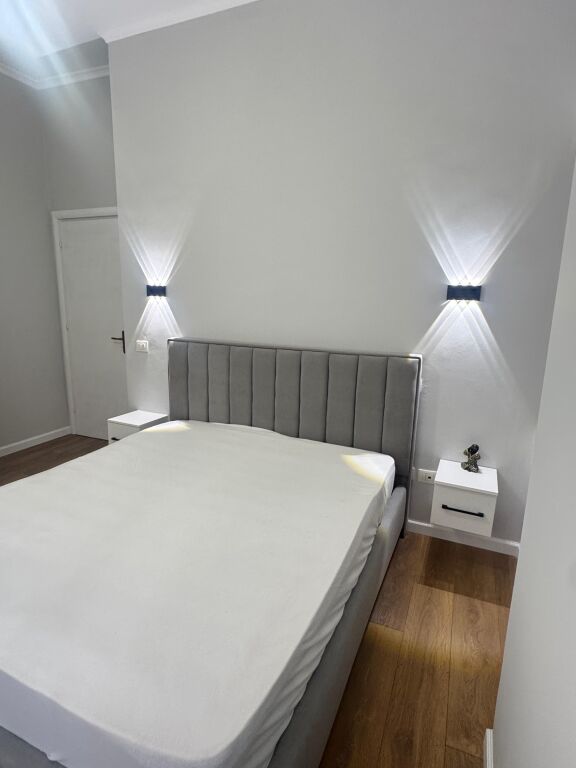 Shitet apartament 1+1 tek Restorant Fresku