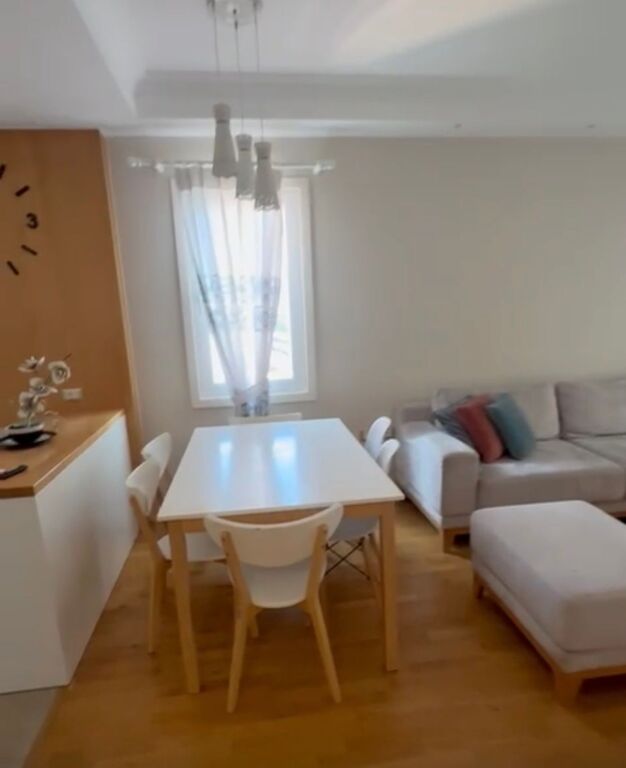 Apartament 3+1+ 2 Poste Parkimi tek Komuna prane Kristalit!
