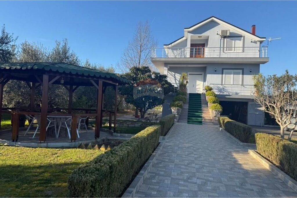 Terreno- Villa su 3 piani in vendita a Vore