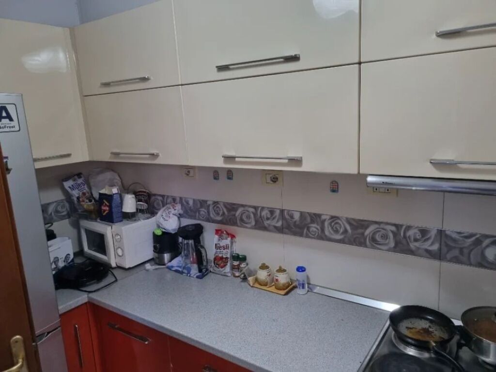 Apartament me qera - Pallati me shigjeta