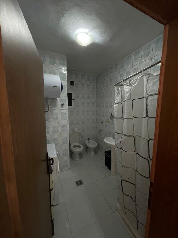 Shtepi me qera ( Komuna Parisit perball Kika 2)