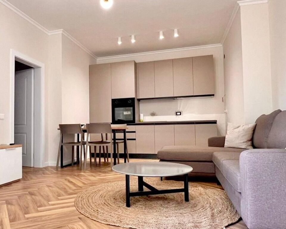 JEPET APARTAMENT 2+1+2 ME QIRA NE RRUGEN E KAVAJES PRANE KISHES KATOLIKE *