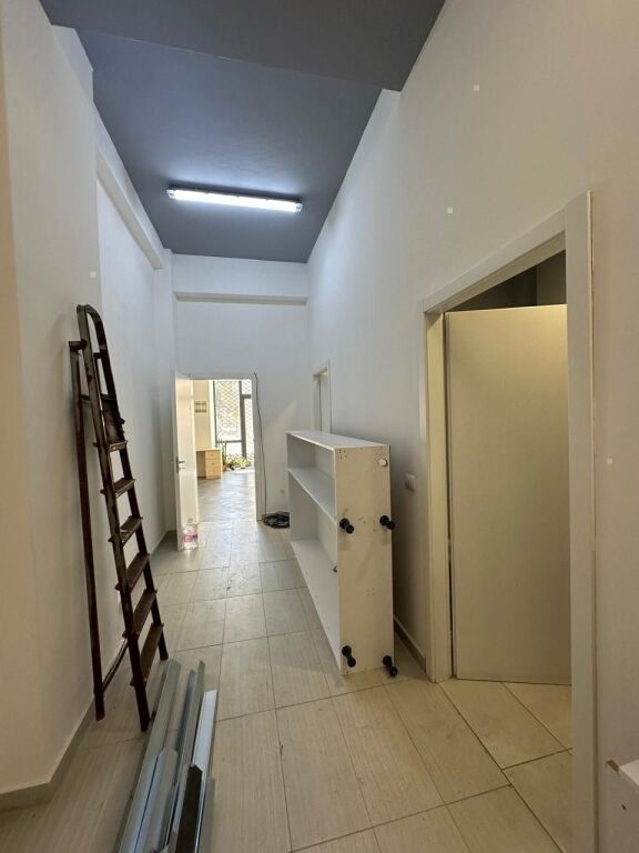 OKAZION - TIRANE PRANE SHKOLLES SE KUQE, SHITET DYQNE+ MAGAZINE + PARKIME Per Tipologji Te Ndryshme Biznesi!!! Prona ndodhet ne katin 0 dhe -1