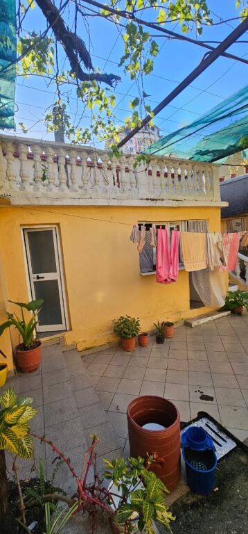 Shitet vile 2 kateshe bashk me 2 dydane prane Gjykates Durres