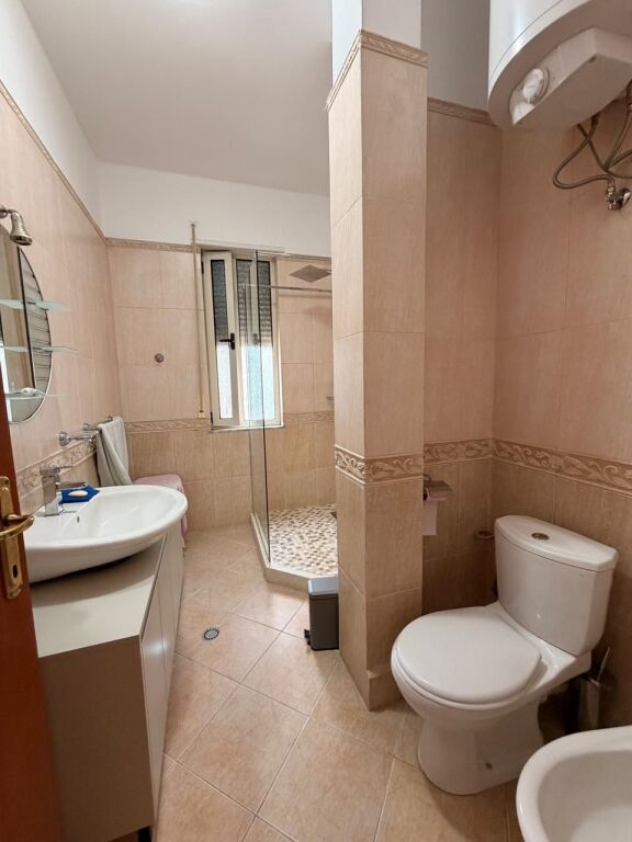 SHITEN 2 APARTAMENTE + SUPER VERANDË ME PAMJE DETI + GARAZH I MBYLLUR