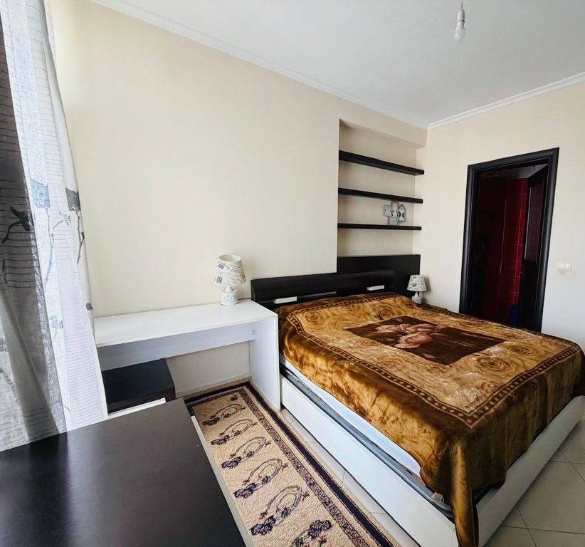 Jepet me qera apartament 2+1+2 në zonën e Astirit, përballë Vila L