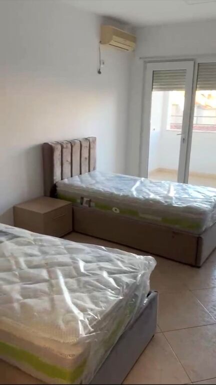 🏢Rruga Siri Kodra,prane Supermarket Xhangollit,jepet me qera apartament 2+1+2,i mobiluar 65,000Leke