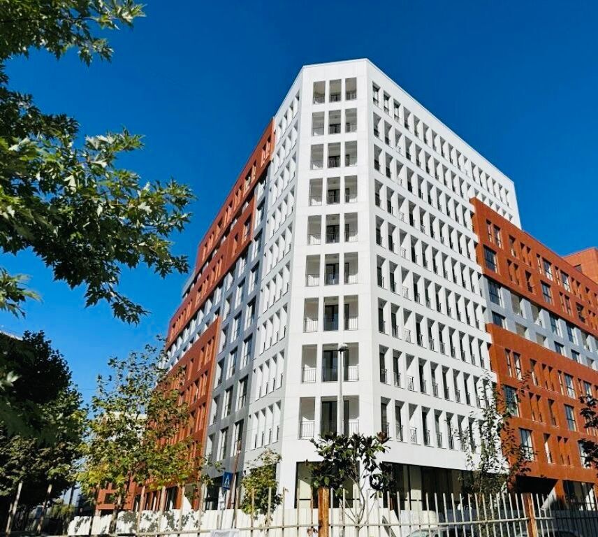 Astir! Spazio Commerciale + Magazzino in affitto! Angolo, sulla strada principale!