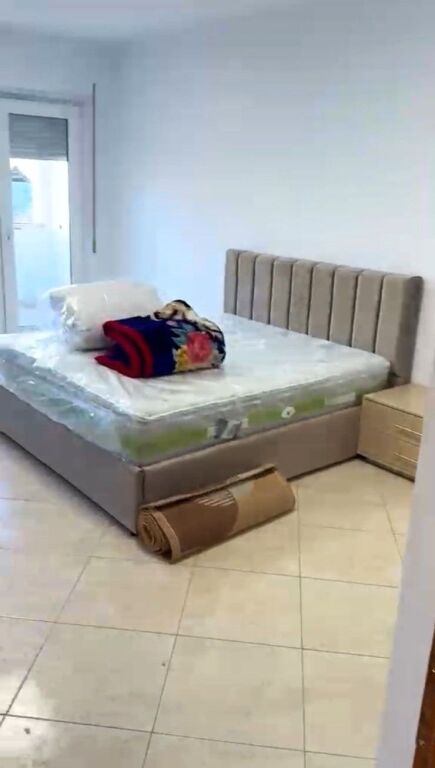 🏢Rruga Siri Kodra,prane Supermarket Xhangollit,jepet me qera apartament 2+1+2,i mobiluar 65,000Leke