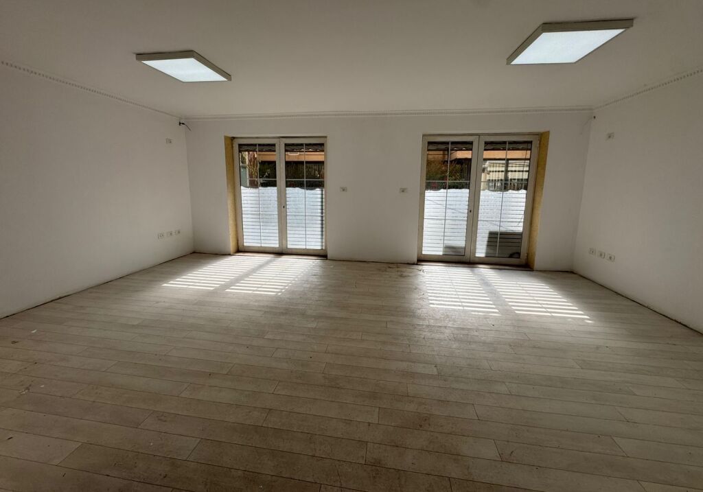 🏢 JEPET ME QIRA | Ambient Biznesi – 21 Dhjetori (Rr. Sander Prosi, pranë Mozaikut