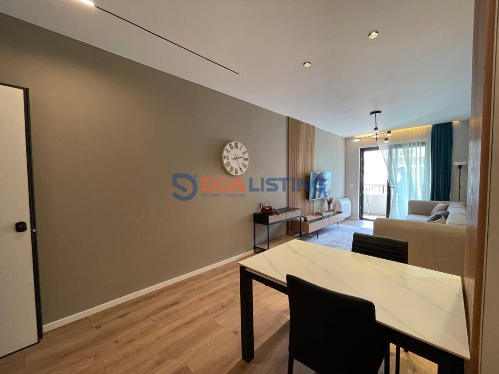 We rent a 1+1 apartment near the Dry Lake near the Radisson!