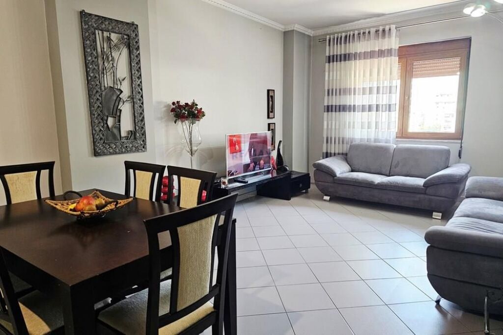 Apartament 2+1 te Usluga Stac. Trenit!