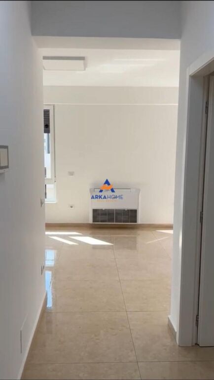 AMBJENT PER ZYRA ME QERA 105 M2 " TREGU CAM " 1100 EURO