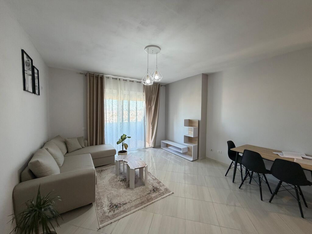 Jepet me qera apartament 1+1 kati 7 me ashensor