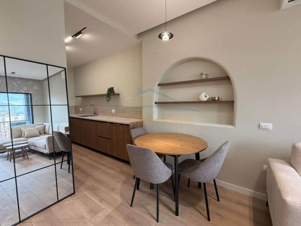 Shitet, Apartament 1+1, Rruga e Barrikadave, Tiranë.