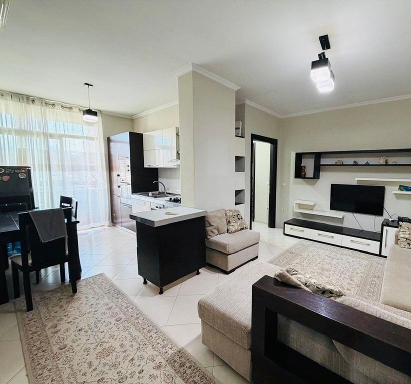 Jepet me qera apartament 2+1+2 në zonën e Astirit, përballë Vila L