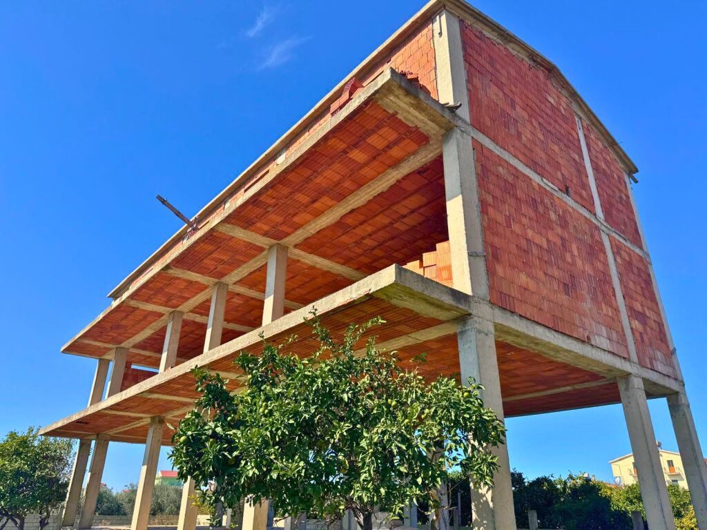 SHITEN 2 OBJEKTE 3-KATËSHE + TOKË NË SPILLE – INVESTIM ME POTENCIAL TË JASHTËZAKONSHËM