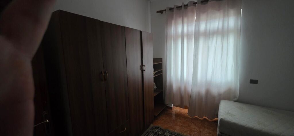 Jepet me qera Shtepi private me oborr tek Blvd i ri