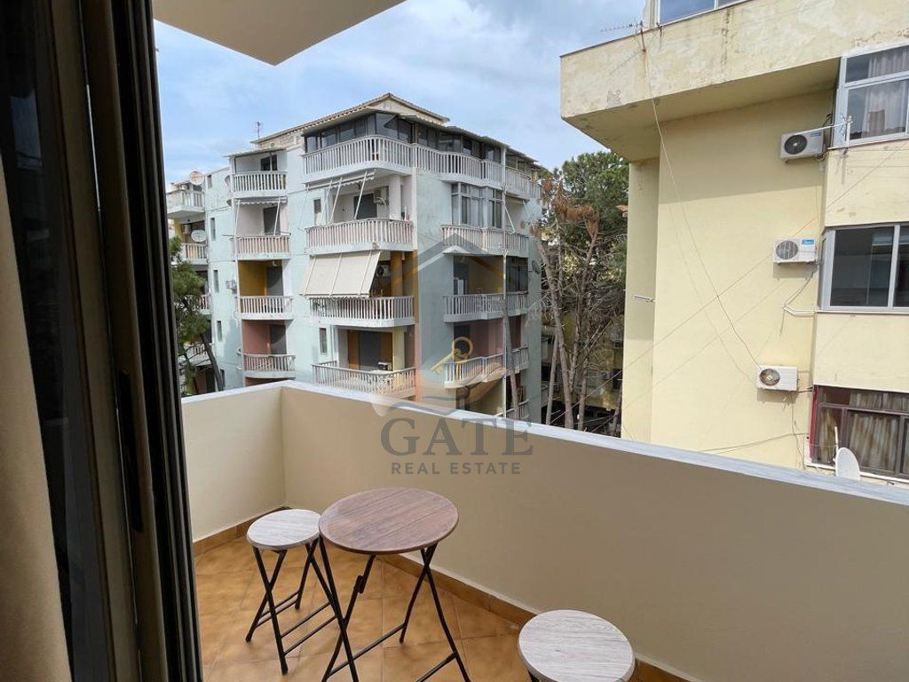 Shitet apartament 1+1+ garazh,