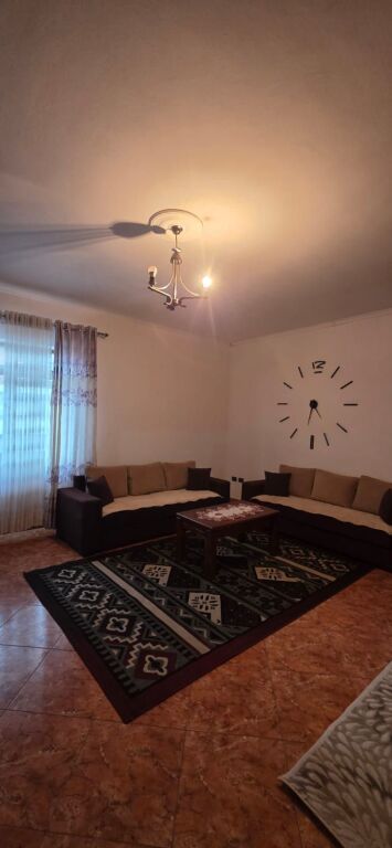 Jepet me qera Shtepi private me oborr tek Blvd i ri