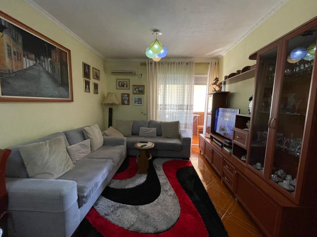 Apartament 2+1 per shitje tek Komuna e Parisit.