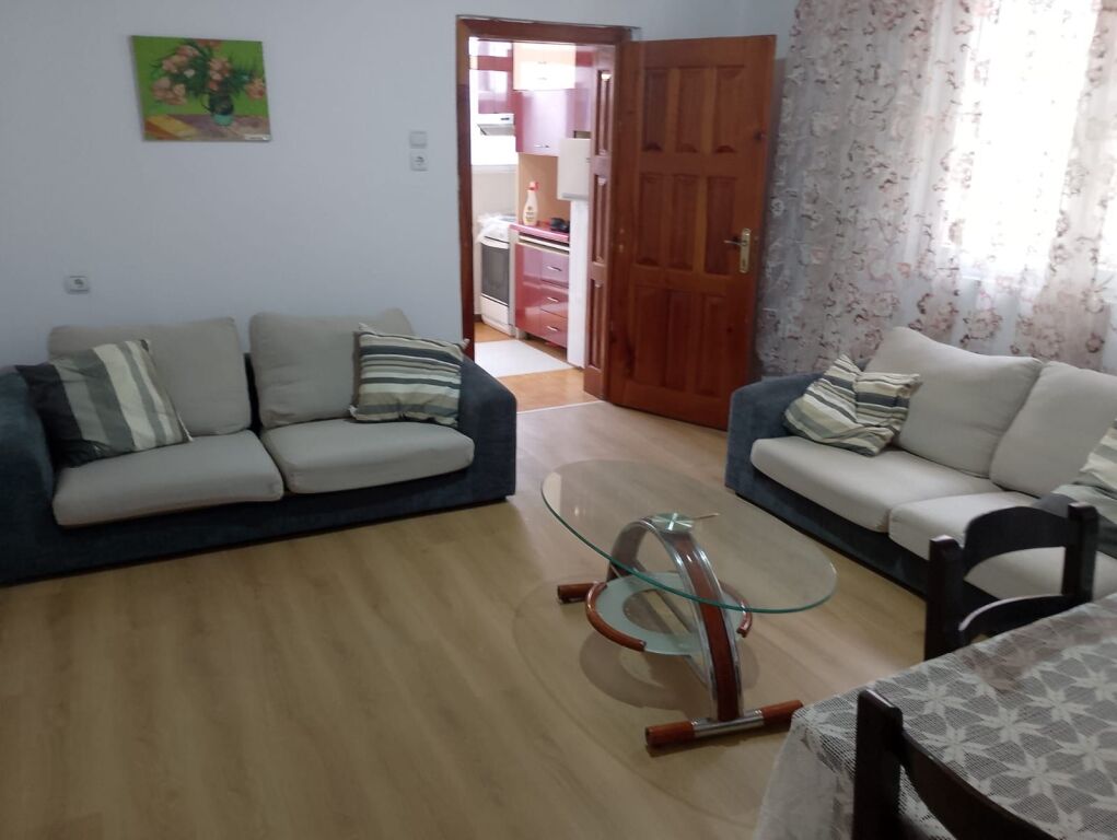Jepet Me Qera Apartament 1+1+1 Verande