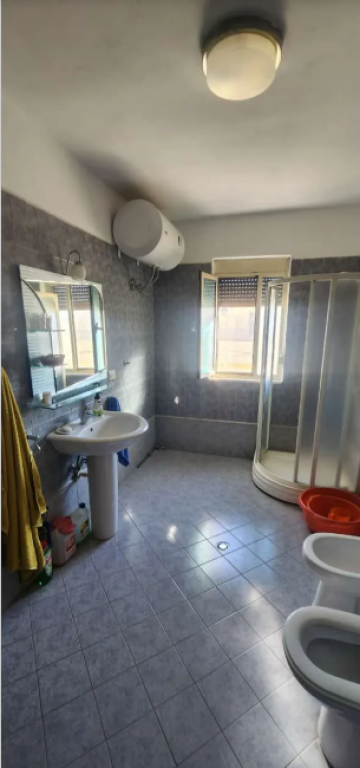 Shiten 2 apartamente ngjitur me Nj-Tj Iliria Plazh Durres