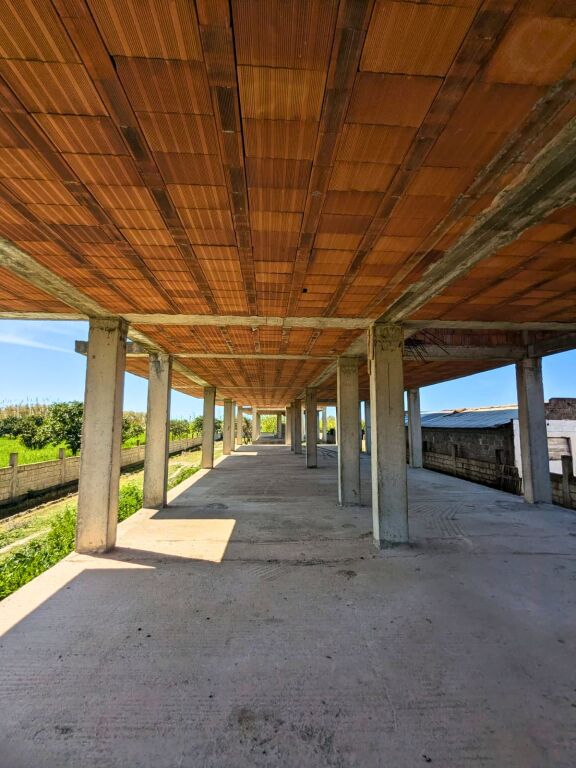 SHITEN 2 OBJEKTE 3-KATËSHE + TOKË NË SPILLE – INVESTIM ME POTENCIAL TË JASHTËZAKONSHËM