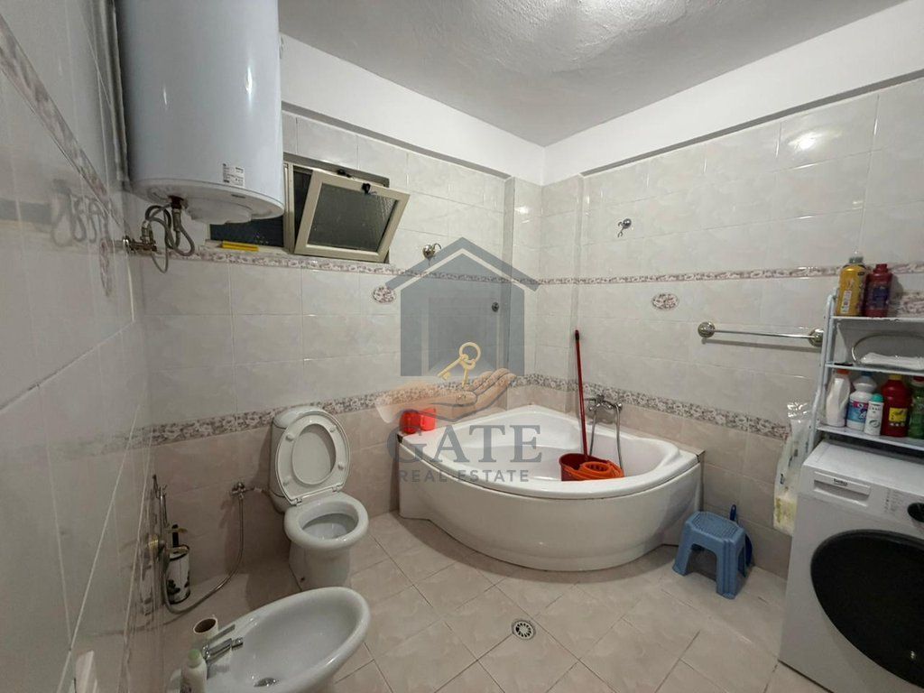 Jepet me qira apartament 3+1 me 2 tualete dhe 2 ballkone në zonën e Vollgës