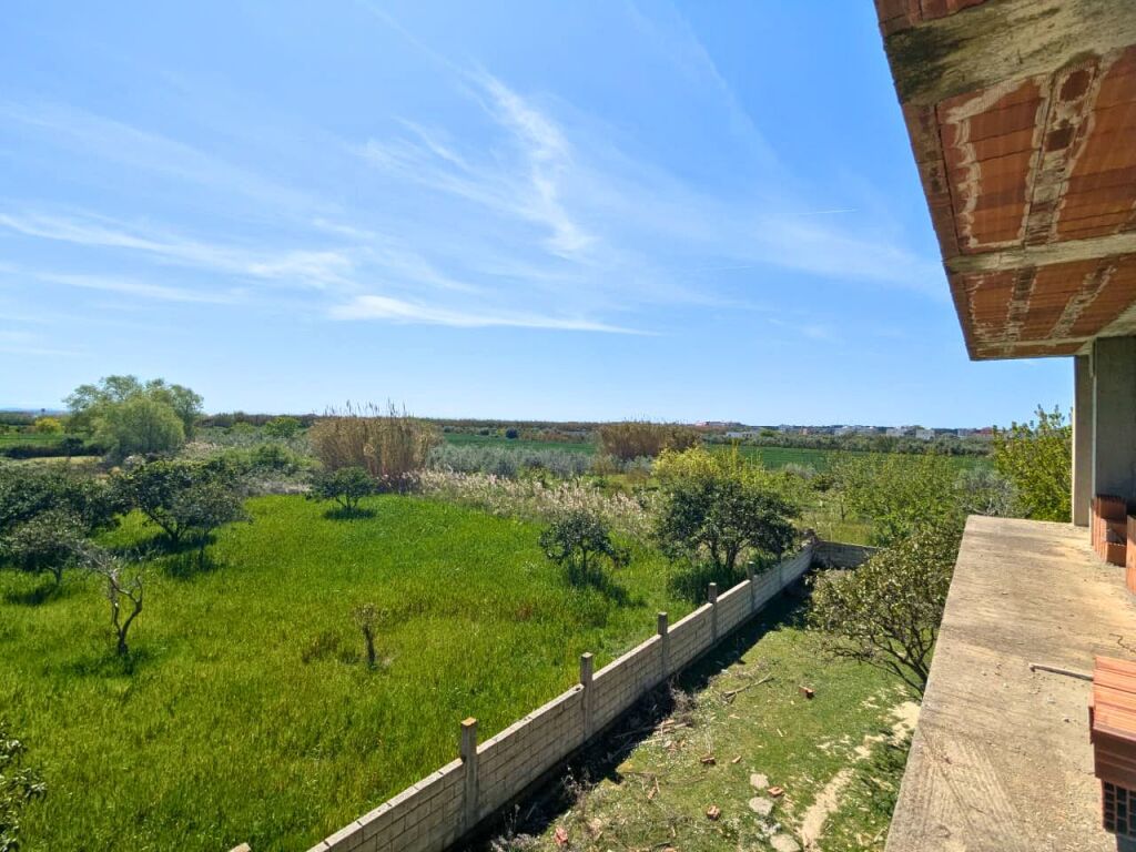 SHITEN 2 OBJEKTE 3-KATËSHE + TOKË NË SPILLE – INVESTIM ME POTENCIAL TË JASHTËZAKONSHËM