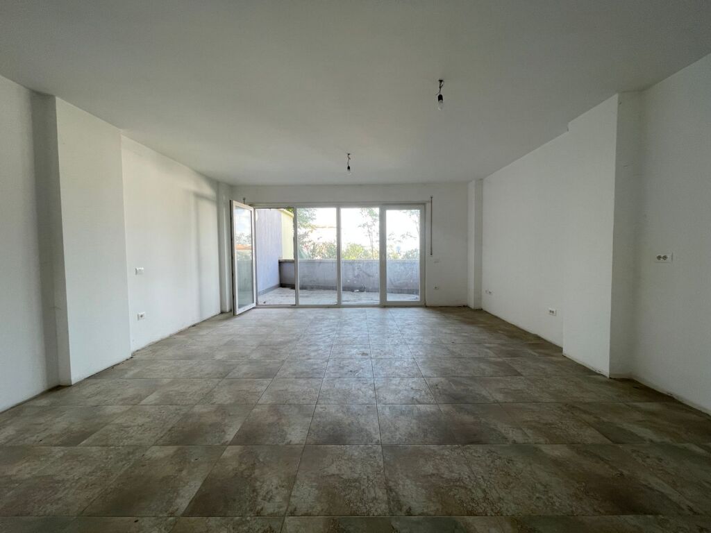 Shitet apartament duplex me sipërfaqe totale 138.5 m² dhe verandë 56 m².