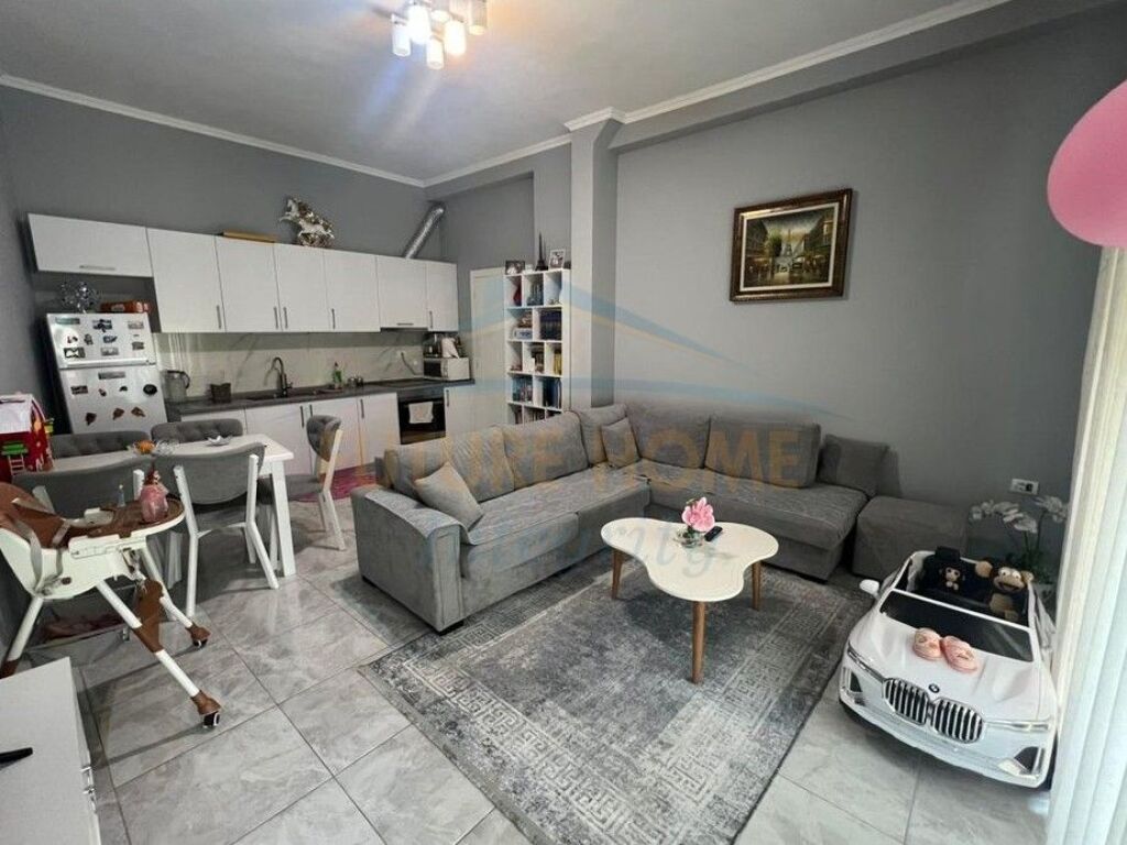 Shitet, Apartament 2+1, Fresku, Tiranë.