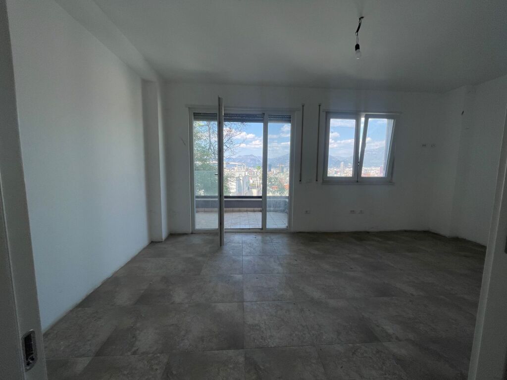 Shitet apartament duplex me sipërfaqe totale 138.5 m² dhe verandë 56 m².