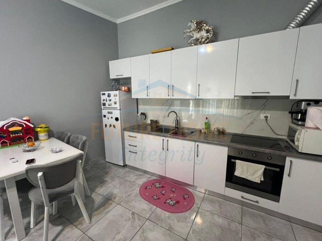 Shitet, Apartament 2+1, Fresku, Tiranë.