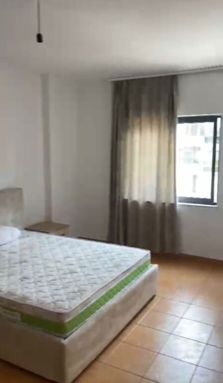 APARTAMENT 2+1 ME QERA - TEK 21 DHJETORI, 60,000 LEKE