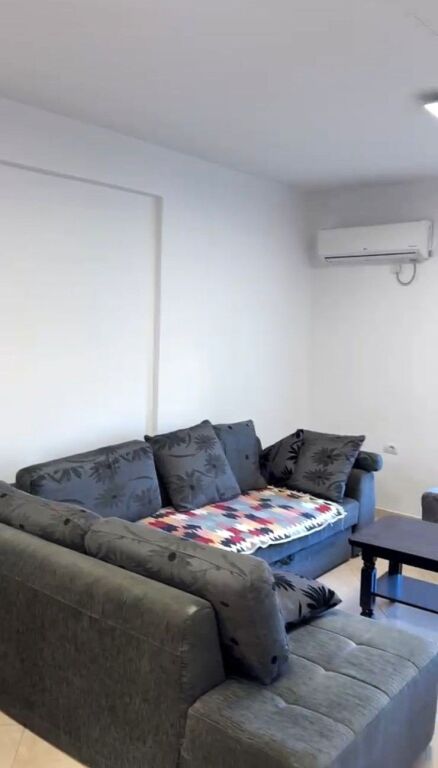 🏢Rruga Siri Kodra,prane Supermarket Xhangollit,jepet me qera apartament 2+1+2,i mobiluar 65,000Leke