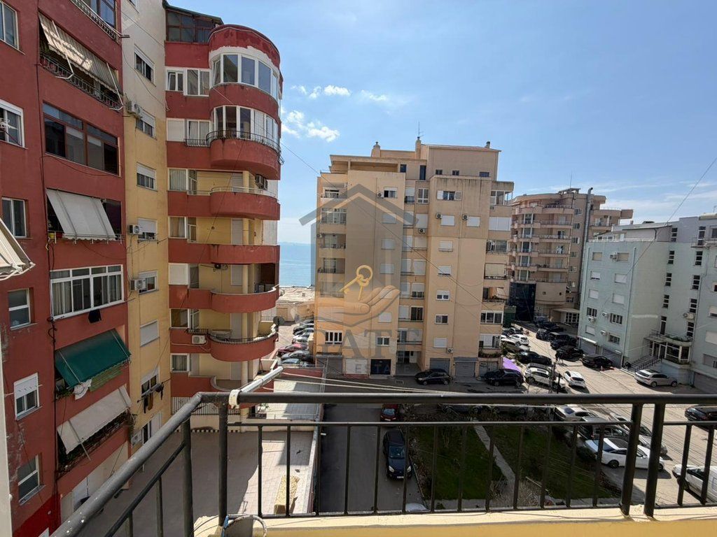 Jepet me qira apartament 3+1 me 2 tualete dhe 2 ballkone në zonën e Vollgës