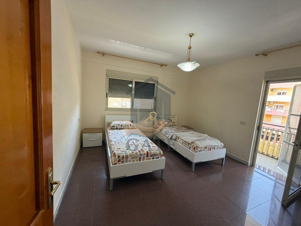 Jepet me qira apartament 3+1 me 2 tualete dhe 2 ballkone në zonën e Vollgës