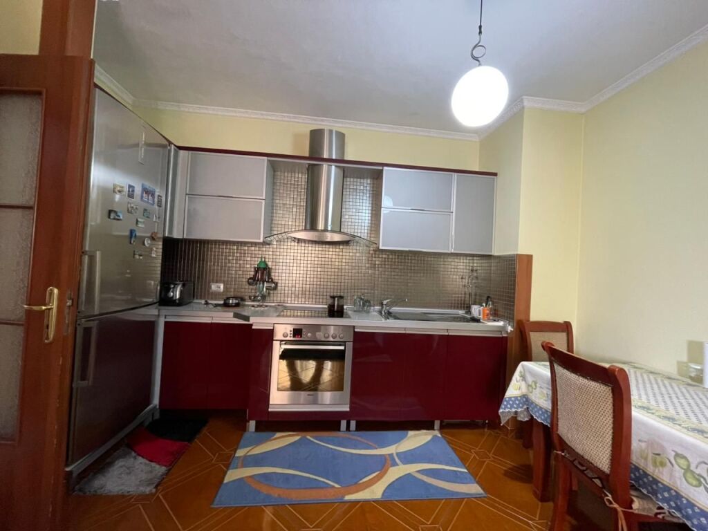 Apartament 2+1 per shitje tek Komuna e Parisit.