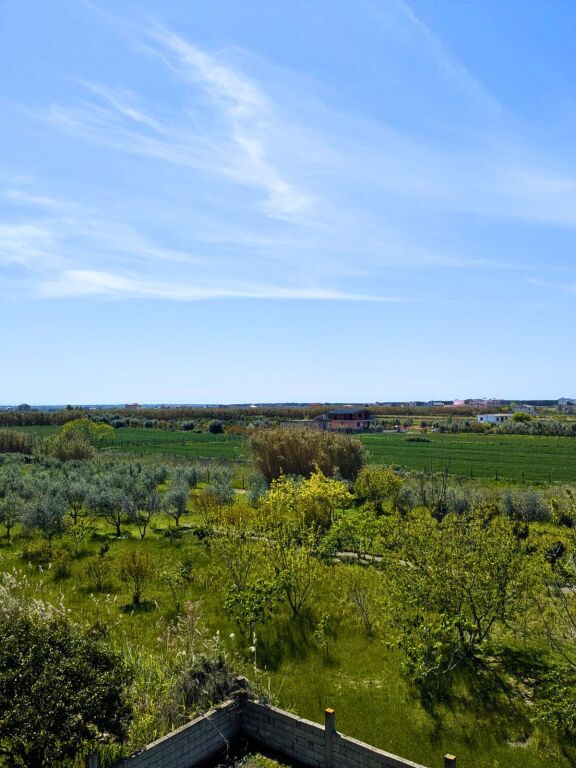 SHITEN 2 OBJEKTE 3-KATËSHE + TOKË NË SPILLE – INVESTIM ME POTENCIAL TË JASHTËZAKONSHËM