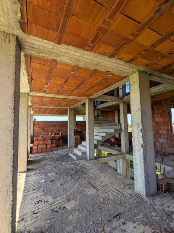 SHITEN 2 OBJEKTE 3-KATËSHE + TOKË NË SPILLE – INVESTIM ME POTENCIAL TË JASHTËZAKONSHËM