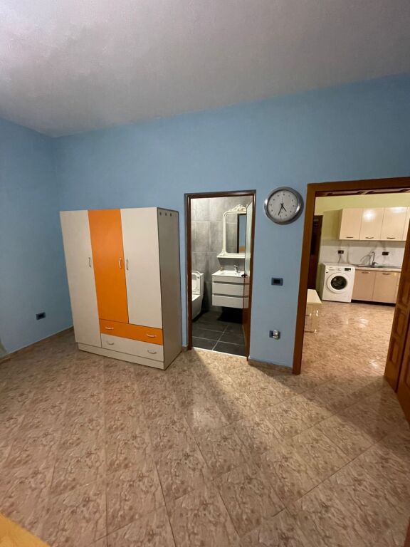 Shtepi private 2+1 me qera ne Astir tek Xhamia