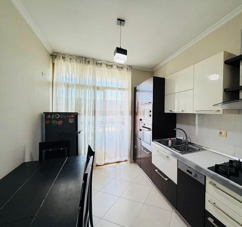 Jepet me qera apartament 2+1+2 në zonën e Astirit, përballë Vila L